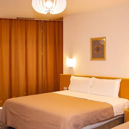 מלון Airport Tirana 4*